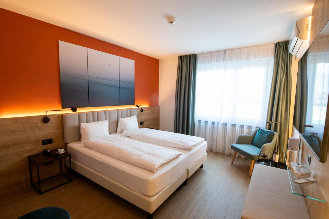 Ascona Lodge, Pool & Garden Retreat Room photo