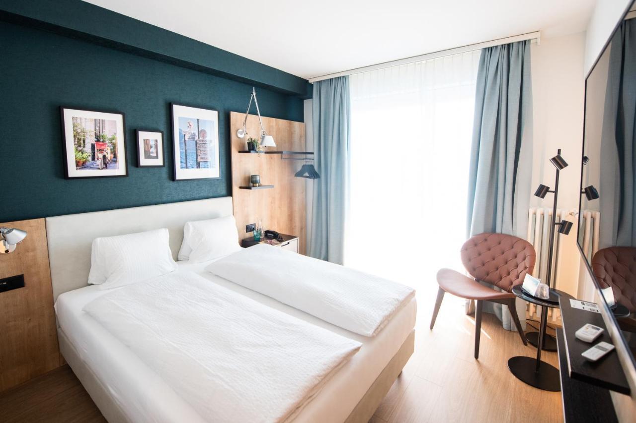 Ascona Lodge, Pool & Garden Retreat Room photo