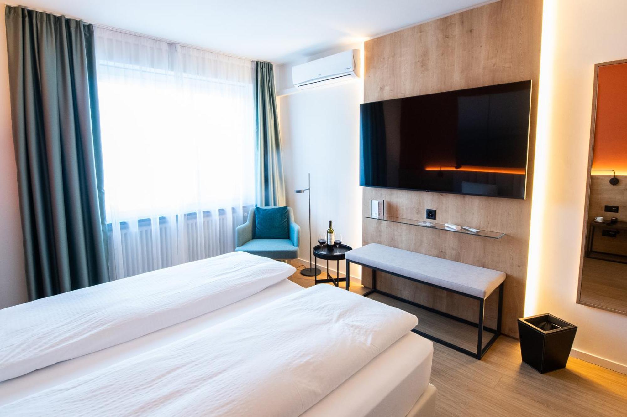 Ascona Lodge, Pool & Garden Retreat Room photo